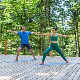 Luxushotel: Yogaplattform im WaldSpa - Wellness & Naturresort Reischlhof - Wellness & Naturresort Reischlhof **** Superior 