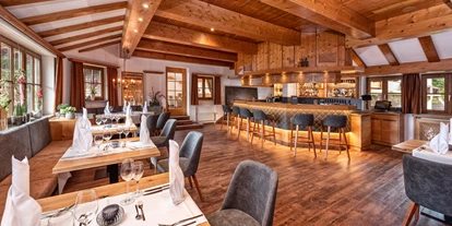 Luxusurlaub - Hirschegg (Mittelberg) - Lassen Sie sich nach dem Essen an unserer stilvollen Bar mit entspannter Gastlichkeit verwöhnen. Ob Sie alleine, zu zweit oder in geselliger Runde im Concordia sind - bei ausgesuchten Weinen, einer Auswahl an Digestifs, Cocktails und Longdrinks lässt sich der Tag herrlich ausklingen. - Concordia Wellnesshotel & Spa