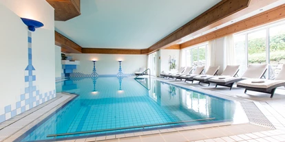 Luxusurlaub - Hirschegg (Mittelberg) - Freuen Sie sich auf unsere Bade- und Saunalandschaft. Unser Hotel mit Schwimmbad ist vom Wetter unabhängig und lockt zu jeder Jahreszeit zum entspannten Verweilen. Das Hallenschwimmbad mit Wasserfall lädt dabei zur gesunden Bewegung ein – und die Stuben-Sauna mit Farblicht, die Kräuter-Schwitzstube, sowie das Aroma-Dampfbad zum Saunieren ganz nach Lust und Laune.
 - Concordia Wellnesshotel & Spa