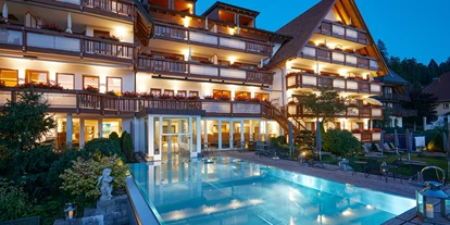 Luxusurlaub - Bar: Poolbar - Aussenansicht Garten - Erfurths Bergfried Ferien & Wellnesshotel