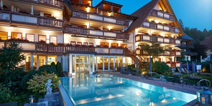 Luxusurlaub - Bar: Poolbar - Abendstimmung - Erfurths Bergfried Ferien & Wellnesshotel