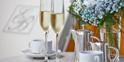 Luxusurlaub - Bar: Poolbar - Terrasse Kaffe & Kuchen - Erfurths Bergfried Ferien & Wellnesshotel