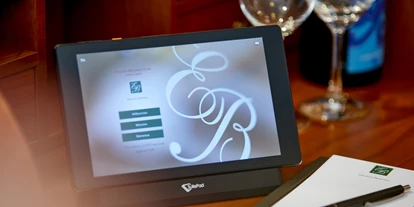 Luxusurlaub - Bar: Poolbar - Digitale Gästemappe - Erfurths Bergfried Ferien & Wellnesshotel