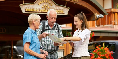Luxusurlaub - Bar: Poolbar - Wanderempfehlung - Erfurths Bergfried Ferien & Wellnesshotel