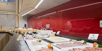 Luxusurlaub - Bar: Poolbar - Frühstück - Erfurths Bergfried Ferien & Wellnesshotel