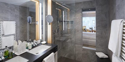 Luxusurlaub - Bar: Poolbar - Badezimmer - Erfurths Bergfried Ferien & Wellnesshotel