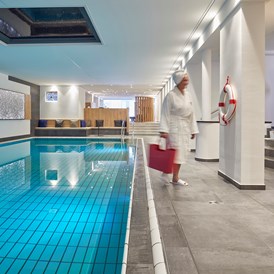 Luxushotel: Innenpool 6x12m 30° - Erfurths Bergfried Ferien & Wellnesshotel