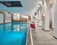Luxushotel: Innenpool 6x12m 30° - Erfurths Bergfried Ferien & Wellnesshotel