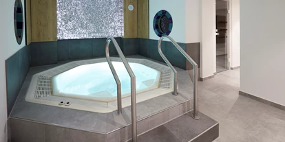 Luxusurlaub - Bar: Poolbar - Whirlpool 34° - Erfurths Bergfried Ferien & Wellnesshotel