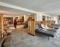 Luxushotel: Relaxbereich in der Poollandschaft - Erfurths Bergfried Ferien & Wellnesshotel