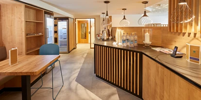 Luxusurlaub - Bar: Poolbar - Poolbistro - Erfurths Bergfried Ferien & Wellnesshotel