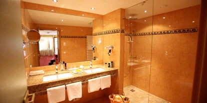 Luxusurlaub - Bar: Poolbar - Badezimmer Doppelzimmer "Münstertal" - Erfurths Bergfried Ferien & Wellnesshotel