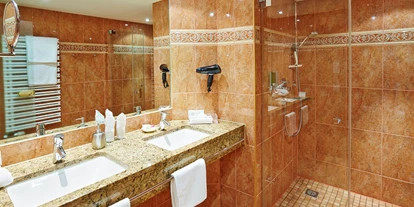 Luxusurlaub - Bar: Poolbar - Badezimmer - Erfurths Bergfried Ferien & Wellnesshotel