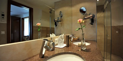 Luxusurlaub - Bar: Poolbar - Bedezimmer Suite - Erfurths Bergfried Ferien & Wellnesshotel