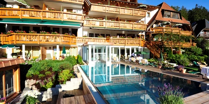 Luxusurlaub - Bar: Poolbar - Gartenpool Ganzjährig beheizt - Erfurths Bergfried Ferien & Wellnesshotel