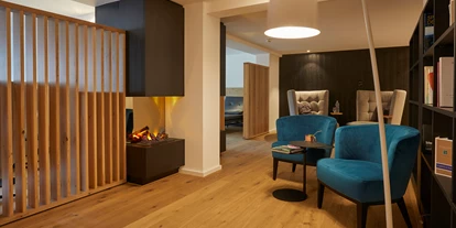 Luxusurlaub - Bar: Poolbar - Kamin "Chillen & Relax" Wellnessbereich - Erfurths Bergfried Ferien & Wellnesshotel